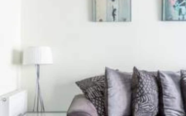 Modern 2 Bedroom Property in Stylish Complex