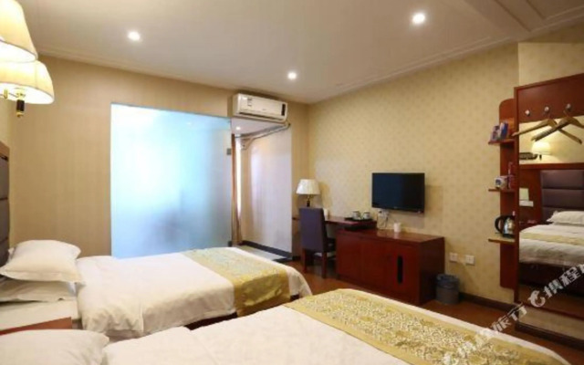 Zhenhua Business Hotel (South Bus Station Desiqin Square Branch)