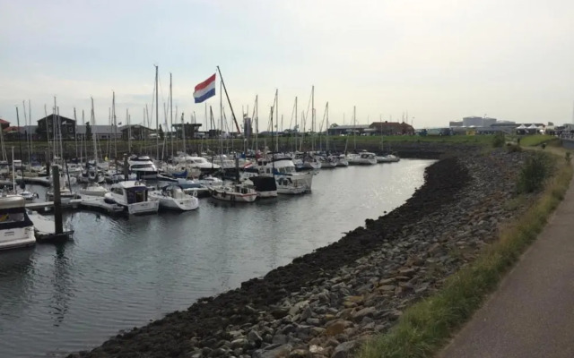 Nice Chalet with Fireplace near Oosterschelde