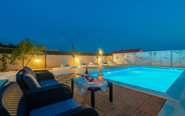 Beautiful Holiday Home in Lisicic