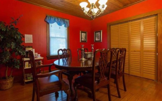 Cajun Hostel Entire House