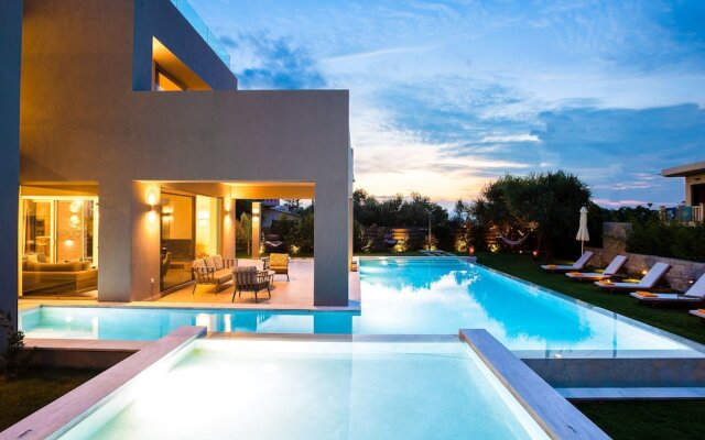 Lush Villa With Heated Pool 180m to the Beach