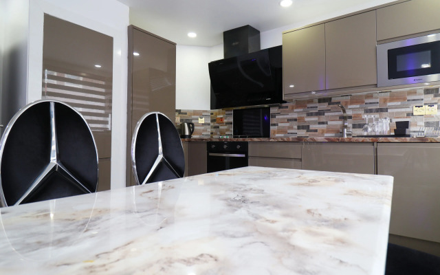 Queen Stay Apartments