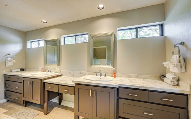 Waterfront Seguin Lake House Near Downtown