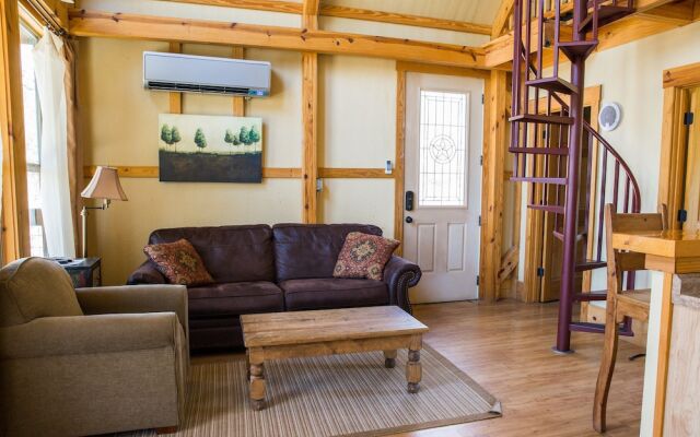 River Rd. Treehouses-Mourning Dove Haus