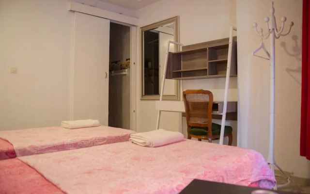 Go Bcn Hostal Ideal Badal - Hostel