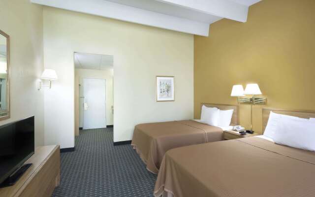 Howard Johnson by Wyndham Newburgh/West Point