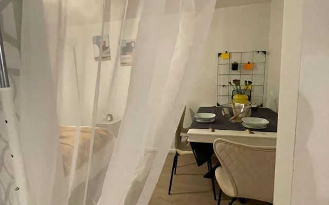 One Lux Stay Near Antwerp Central - Studio Apartment