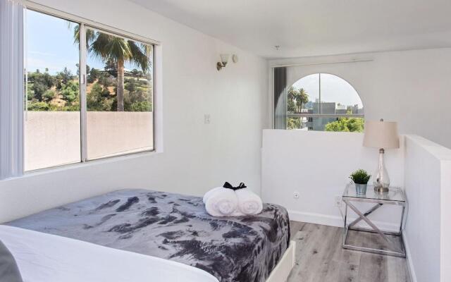 Luxurious 2BD & Den Hollywood Apartment