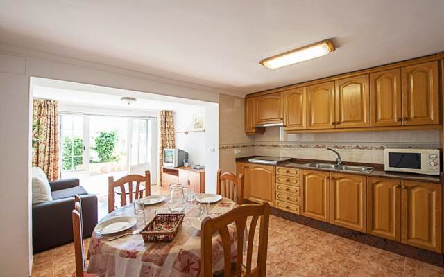 Villa - 12 Bedrooms with Pool and WiFi - 104986
