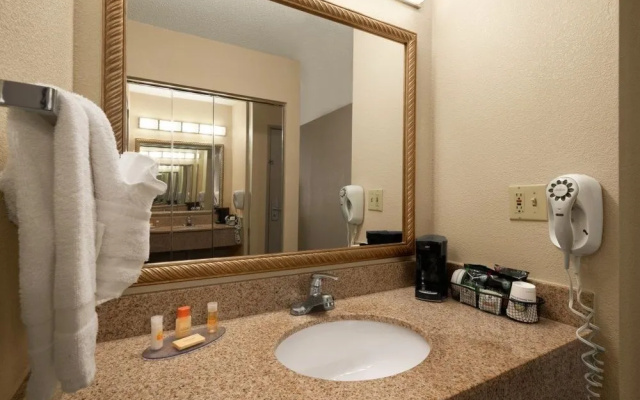 Days Inn & Suites by Wyndham Omaha NE