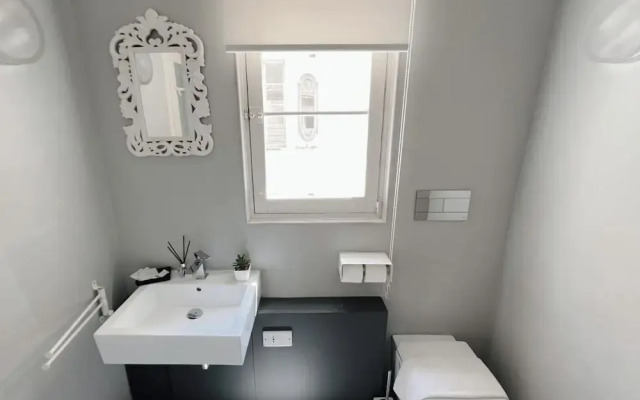 Spacious 1BR Apartment on Charming Street