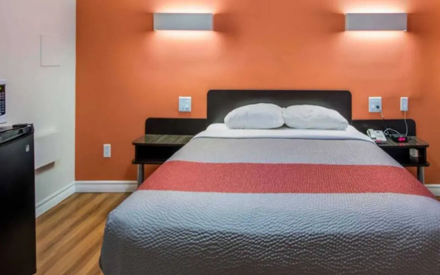 Motel 6 Sudbury, ON