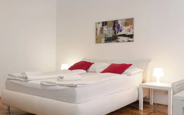 Welcoming 3BR Apt Steps From Belvedere