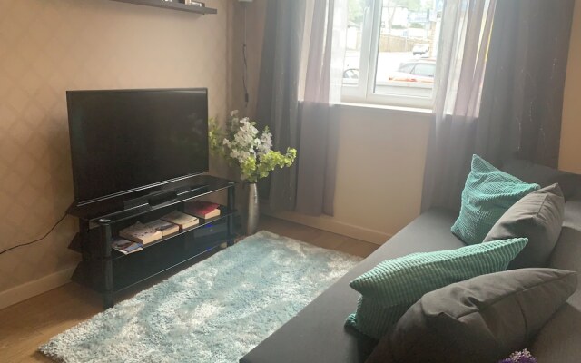 Absolute Stay in Sherwood-free Parking-east Midlands Airport-contractors-family