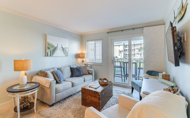 Beachfront Abode w/ Pool Access in Gulf Shores!