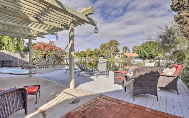 Sun Deck, Hot Tub & Kayak: Lakefront Tempe House