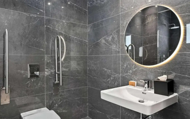 Mercure Larnaca Finikoudes Beach