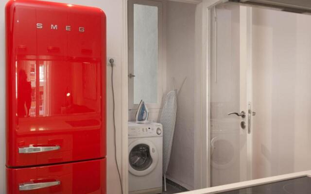 Stylish white 4 ppl apartment in City center
