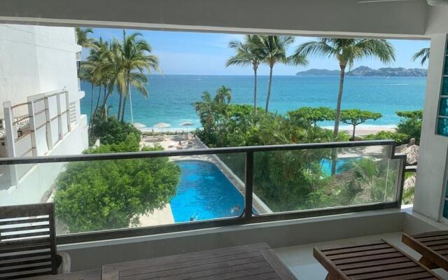 JUUB Acapulco, Exclusive Beachfront Apartment