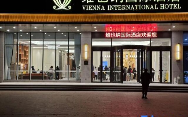 Vienna International Hotel (Yinzhu Metro Station, West Coast, Qingdao)