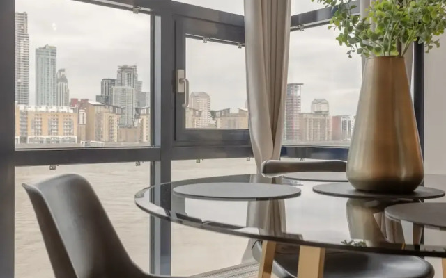 2 Bedroom Thames Apartment With Stunning Views