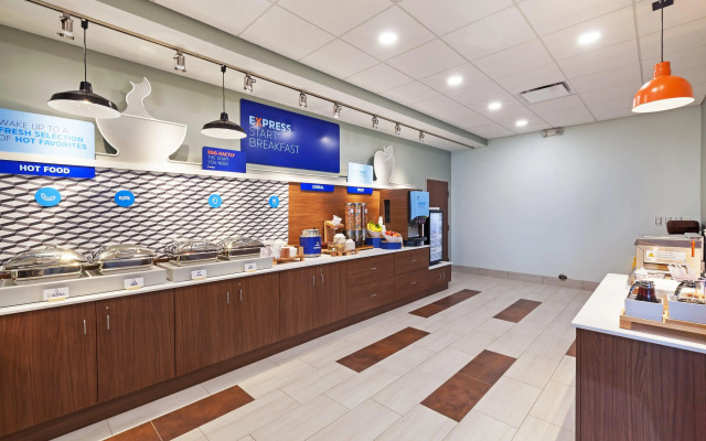 Holiday Inn Express & Suites Lenexa - Overland Park Area by IHG