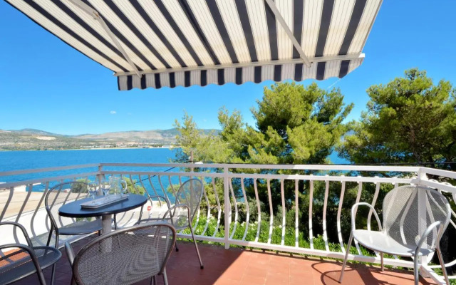 Apartment Arbanija 8651d