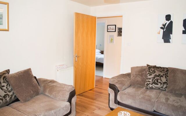 Bright 2 Bedroom Flat With Patio