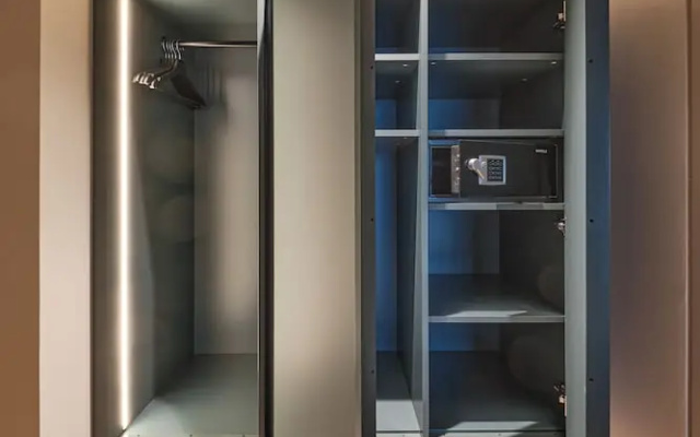 The Zipper Hotel & Apartments
