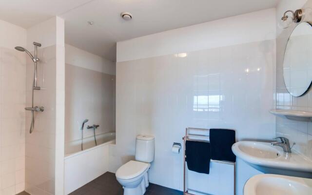 Amazing Apartment on 39th floor 774