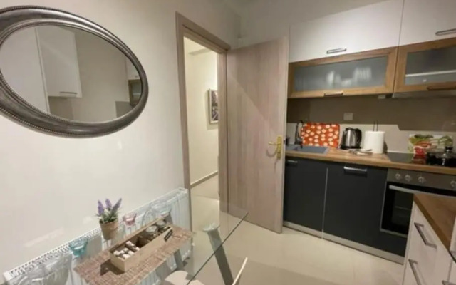 Crimson Suite: 1-Bedroom Apartment In Thessaloniki