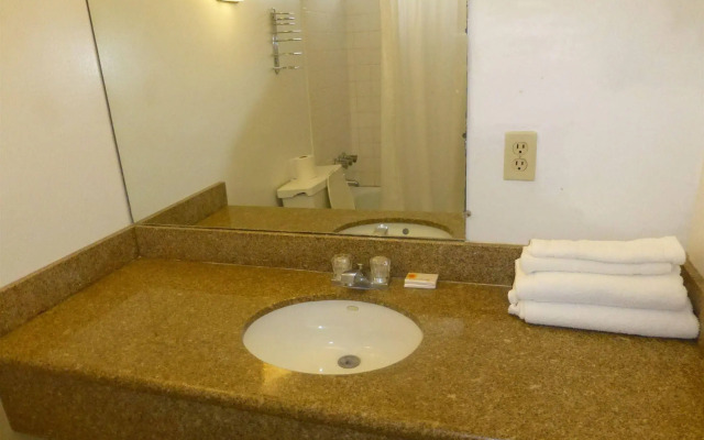 Camelot Waterfront Inn