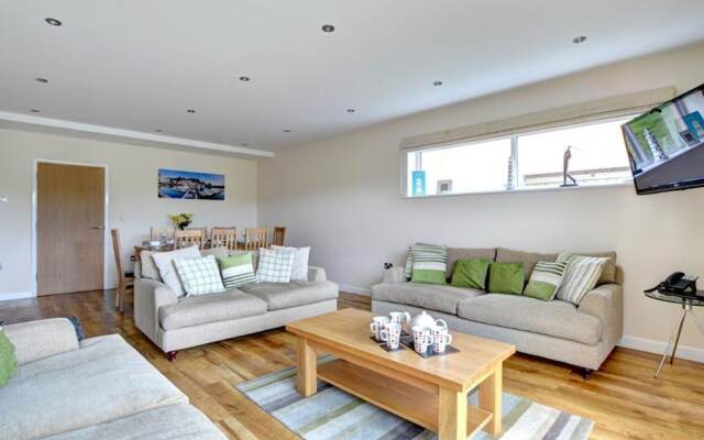 Idyllic Holiday Home in Saint Columb With Terrace