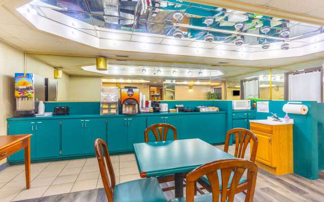 Econo Lodge Inn & Suites