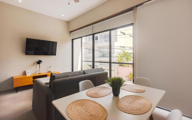 1BR Luxury apartment 5 minutes from the beach!