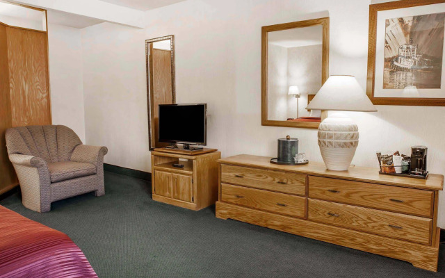 Quality Inn & Suites Bremerton near Naval Shipyard