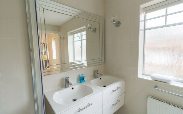 Luxury 5 Bed house in Windsor