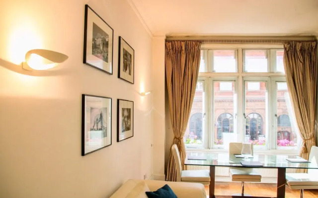 Suitely Trafalgar Square Luxury Apartment