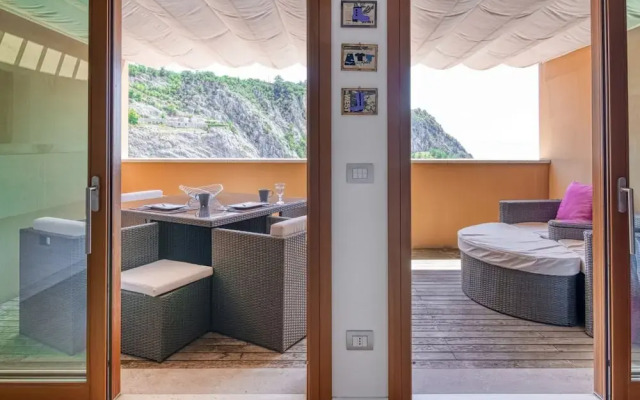 The Lady in Red Studio Flat with Sea View Terrace