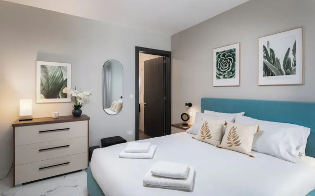 Sunlit Top Floor 2BR APT Big Terrace