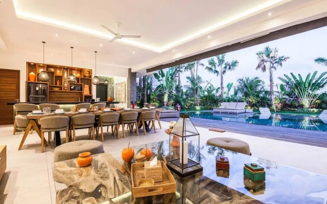 Villa 15 Stunning 6 BR Villa 400m to Beach