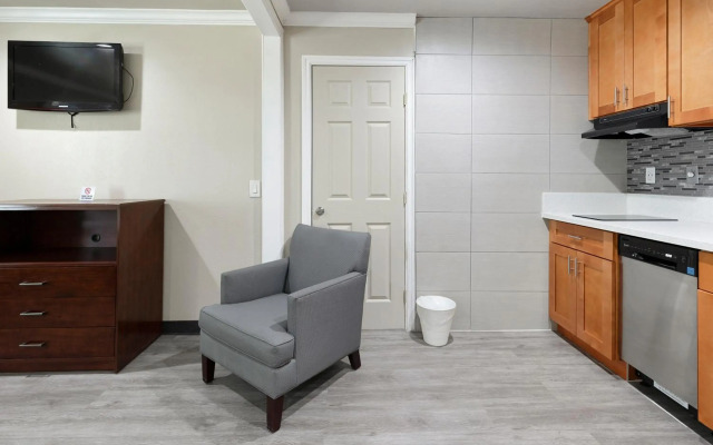 Le Blanc Inn & Suites