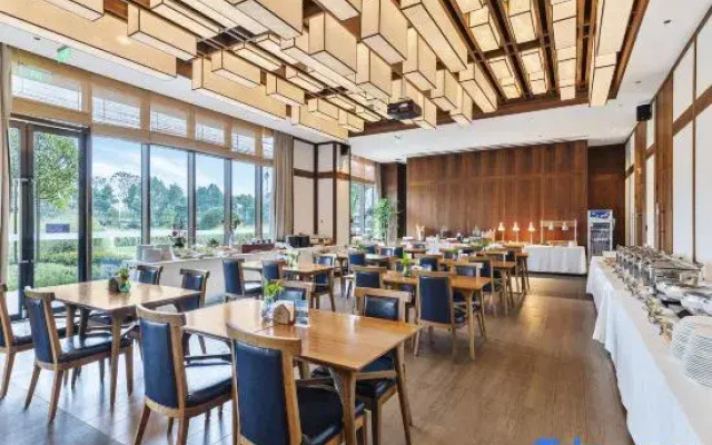 Qingcheng Mountain flowers fall twelve courtyard