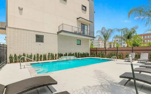 Spacious Townhouse with Balcony