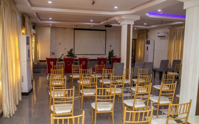 Emmy Hotel And Suites