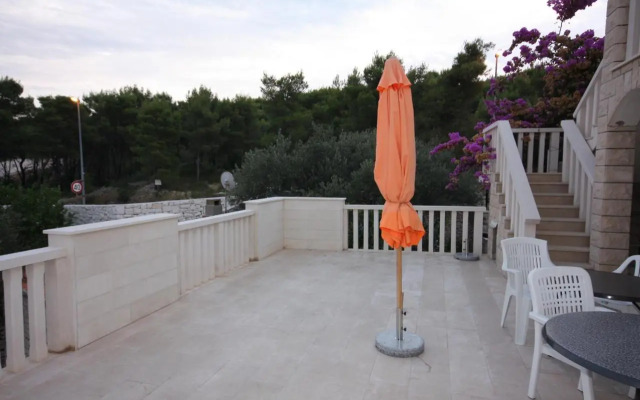 Apartments with a parking space Supetar, Brac - 5670