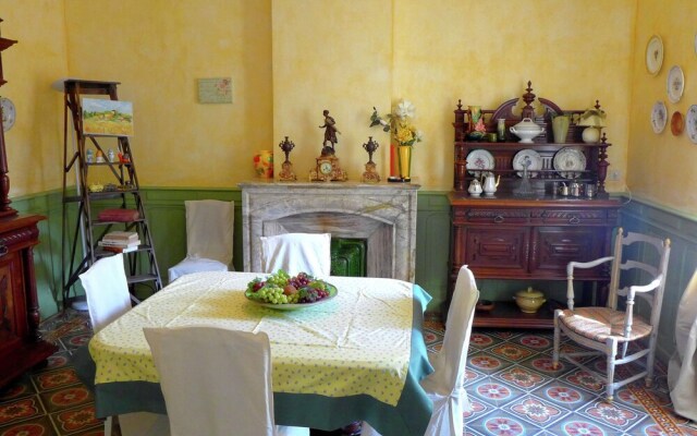 Lovely Holiday Home in Sainte-Valiere with Swimming Pool