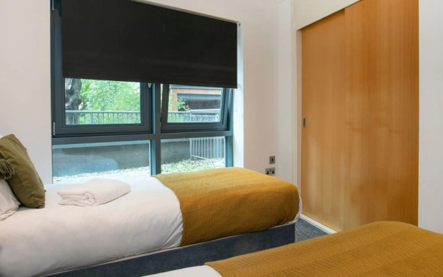 Spacious 2 Bed Parking Close To Centre