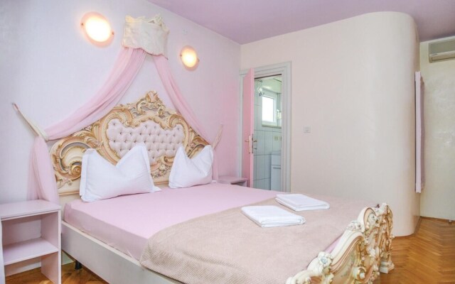 Stunning Home in Makarska with Hot Tub, Sauna & 9 Bedrooms